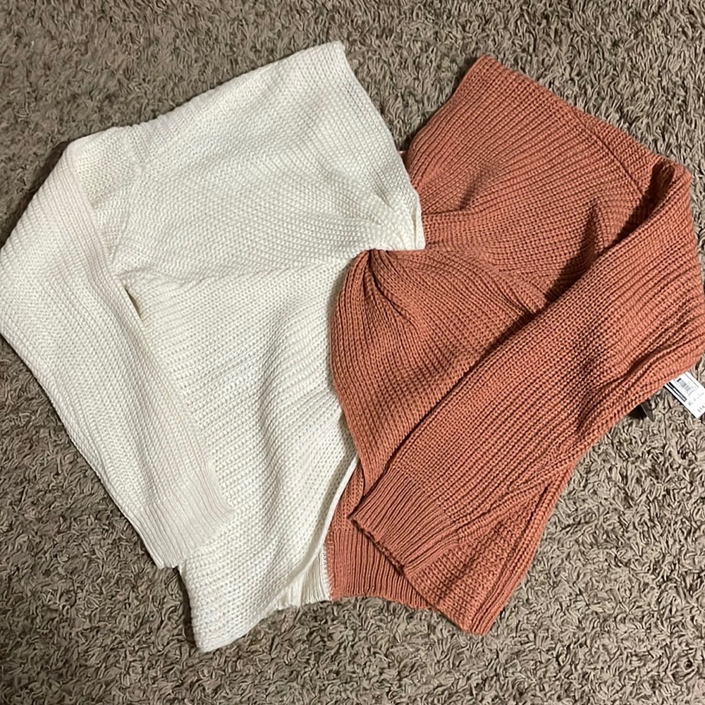 Sweater, can be worn with either side as the front.